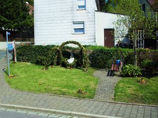 Osterbrunnen in einem kleinen Dorf